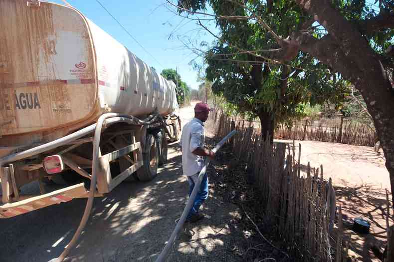 O caminhoneiro de origem indgena Antnio Nunes Barbosa transporta gua em caminhes-pipa para os integrantes das aldeias na reserva xakriab e sofre ele mesmo com a escassez