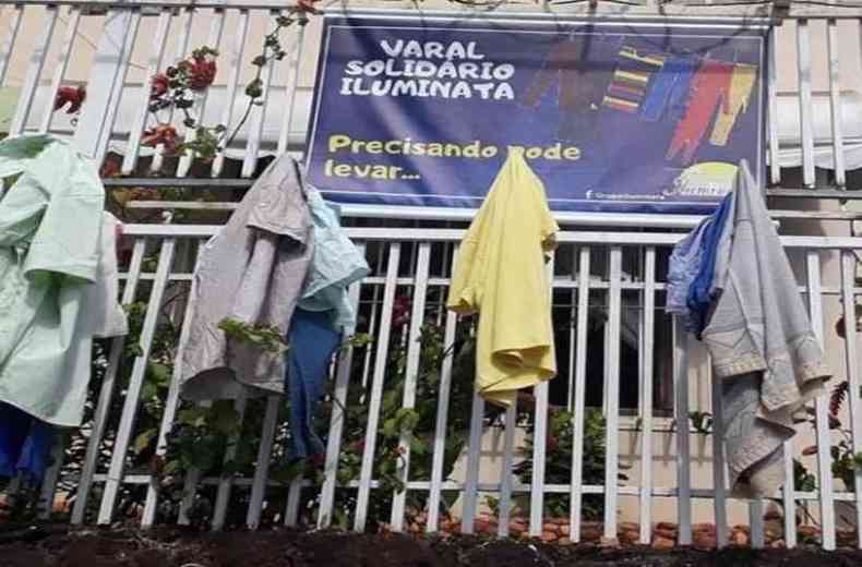 No Varal Solidrio do Iluminata, as roupas ficam  disposio de quem precisa(foto: Grupo Iluminata/Divulgao)