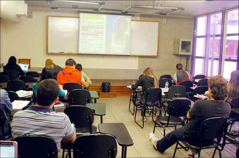 Nas salas de aula o clculo dos aumentos no fecha com os ndices de preos. Sindicato orientou alta de at 8% e IPCA em 12 meses  de 2,54%(foto: Alexandre Guzanche/EM/D.A Press)