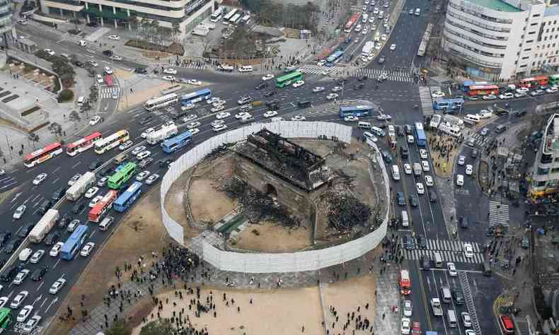 Uma vista aérea do destruído Namdaemun, ou 'Grande Portão do Sul', em Seul em 11 de fevereiro de 2008