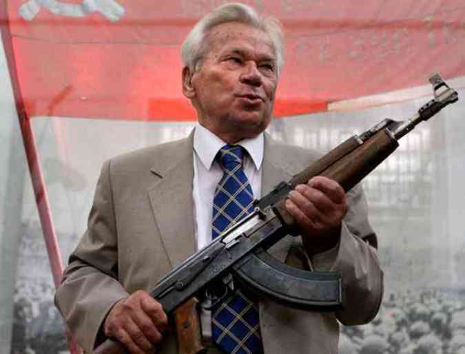 Kalashnikov faleceu no ms passado, aos 94 anos (foto: DIMA KOROTAYEV)