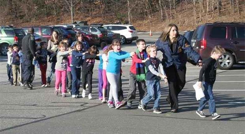 Estudantes evacuam depois dos disparos dentro da Escola Infantil Sandy Hook, em Newtown(foto: REUTERS/Newtown Bee/Shannon Hicks/Handout) Estudantes evacuam depois dos disparos dentro da Escola Infantil Sandy Hook, em Newtown(foto: REUTERS/Newtown Bee/Shannon Hicks/Handout)