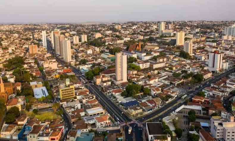 Uberaba, que tem cerca de 340 mil habitantes, se aproxima de um total de 700 mil aplicaes de doses da vacina contra a COVID-19