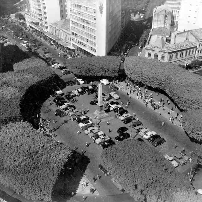 Vista area da Praa Sete em 1938 mostra as frondosas rvores que ornamentavam a Avenida Afonso PenaArquivo EM