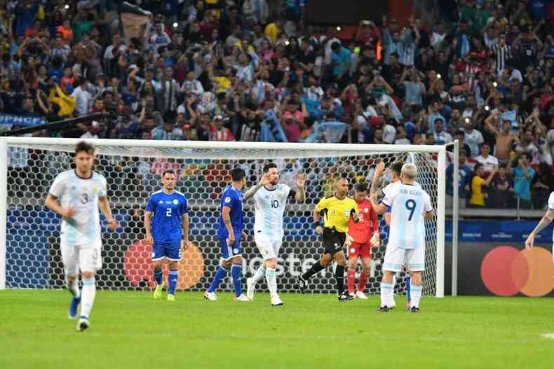 Messi marcou o gol dos hermanos, mas seu talento continua sendo insuficiente para a equipe(foto: Alexandre Guzanshe/EM/D.A Press)