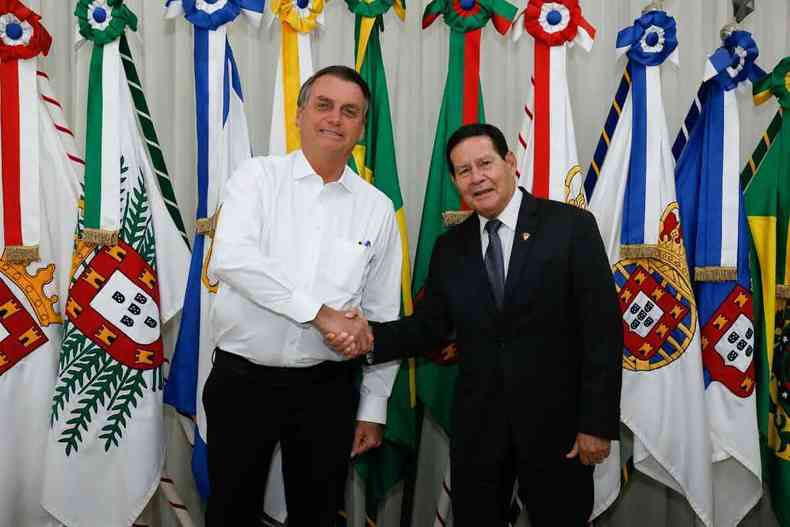 Jair Bolsonaro transmitindo o cargo para o vice Hamilton Mourão