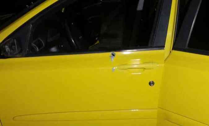 O Fiat Stilo ficou com marcas de disparos aps troca de tiros entre os policiais no Bairro Capelinha, em Betim (foto: Ilson Gomes/TV Alterosa)