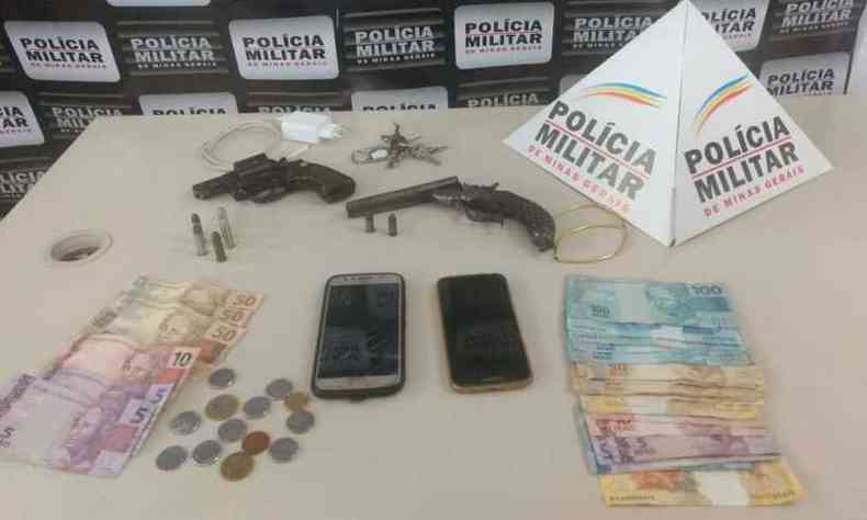 Material apreendido com os criminosos. Dinheiro foi roubada na primeira casa(foto: PMMG/Divulgao)