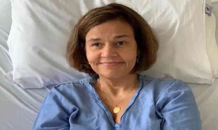 Atriz Claudia Rodrigues em cama de hospital 