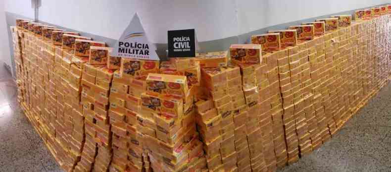 Mais de mil caixas de chocolate foram apreendidas na operao(foto: PC de Campos Altos/Divulgao)