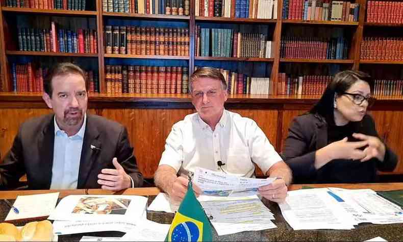 Em escritrio, Celso Moretti, presidente da Embrapa, Jair Bolsonaro, presidente da Repblica, e uma intrprete de libras participam de uma transmisso on-line.