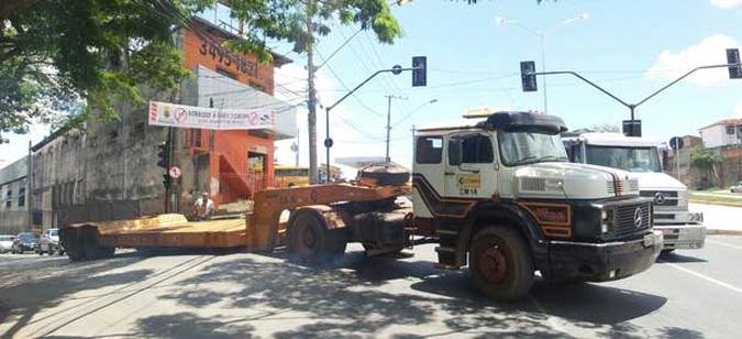 Um caminh�o a servi�o da Construtora Cowan ficou agarrado na manh� desta ter�a-feira atrapalhando o tr�nsito no Bairro S�o Jo�o Batista, Regi�o de Venda Nova, em Belo Horizonte. O ve�culo bloqueou duas pistas da Avenida Dom Pedro I na esquina com a Rua Doutor Am�rico Gasparini por cerca de meia hora. Inicialmente, o motorista tentou levantar a carroceria com um macaco hidr�ulico, mas n�o conseguiu. Depois manobrou o caminh�o, por v�rias vezes, e conseguiu destravar a rua. Segundo um comerciante da regi�o, est� � a segunda fez que um ve�culo de carga fica travado no trecho. Da primeira vez, precisou ser rebocado por um trator. (foto: Gladyston Rodrigues/EM DA Press)