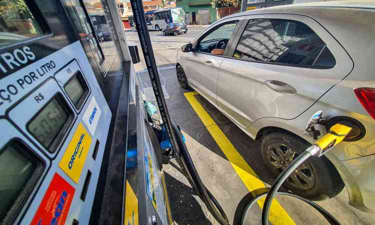 Carro sendo abastecido em posto de gasolina de Belo Horizonte 