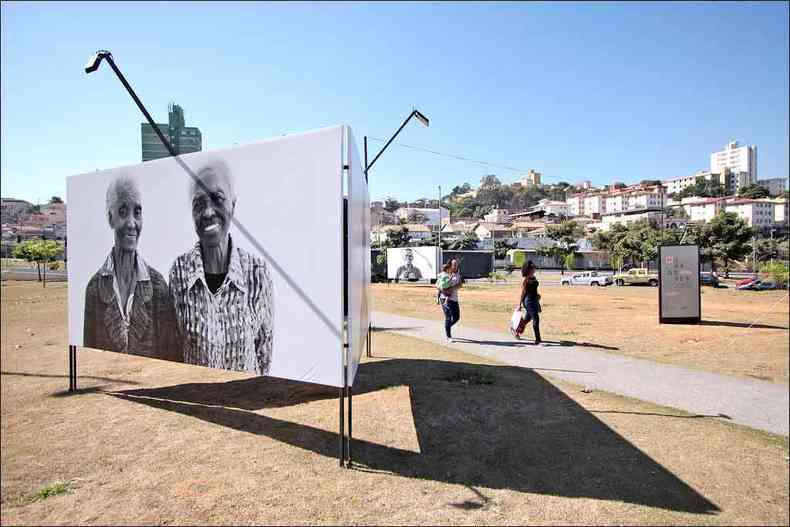 Retratos de 4m por 2m de moradores do bairro, que est na origem da construo da cidade, compem a mostra e ficaro em exposio at o dia 14 a cu aberto(foto: Edsio Ferreira/EM/D.A PRESS)