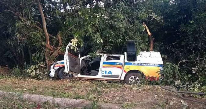 Viatura capotou depois que motorista desviou de moto que estava na contramão(foto: Polícia Militar / Divulgação) Viatura capotou depois que motorista desviou de moto que estava na contramão(foto: Polícia Militar / Divulgação)