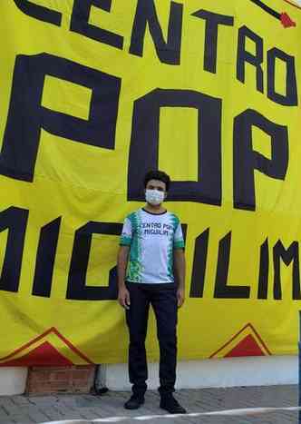 Reinaldo de frente do banner amarelo com o escrito 'Centro Pop Miguilim'