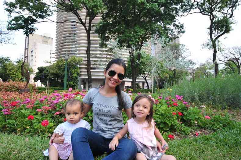 Com as filhas Ana Luisa e Maria Teresa, Tahyrinne Soares Silva visita os jardins floridos da Praa da Liberdade(foto: Alexandre Guzanshe/EM/DA Press)