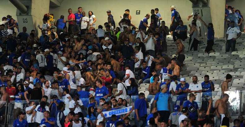 Briga entre torcedores no Mineirão durante o jogo contra o Internacional(foto: Ramon Lisboa/EM/D.A Press) Briga entre torcedores no Mineirão durante o jogo contra o Internacional(foto: Ramon Lisboa/EM/D.A Press)