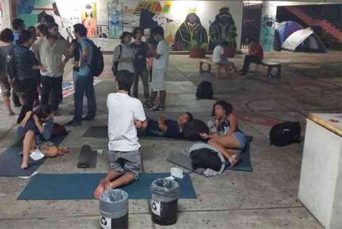 Estudantes da UFMG contrrios ao impeachment acampam no prtio da Faculdade de Direito(foto: Lo Rodrigues/Agncia Brasil)