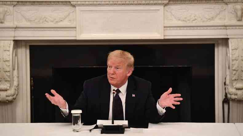 'Estou tomando agora mesmo, comecei h algumas semanas', disse Trump sobre a hidroxicloroquina nesta segunda(foto: BRENDAN SMIALOWSKI/AFP)