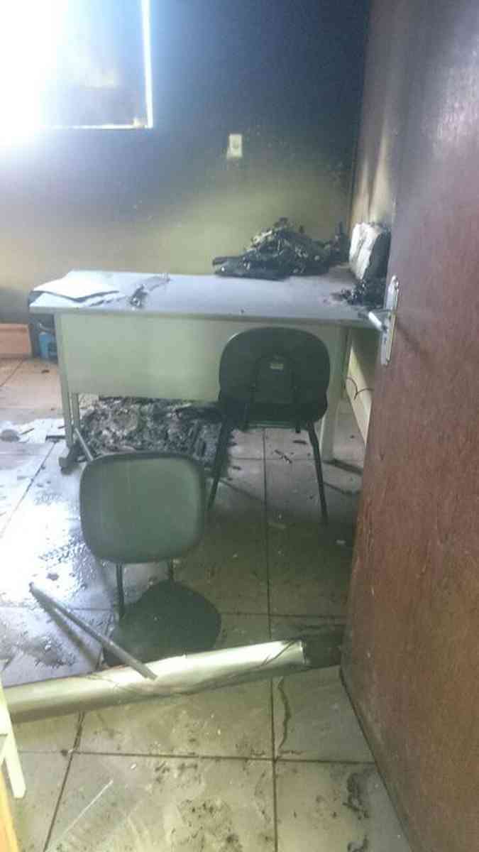 Criminosos invadiram a unidade e incendiaram uma sala da coordenao de enfermagem Prefeitura de Mateus Leme/ Divulgao 