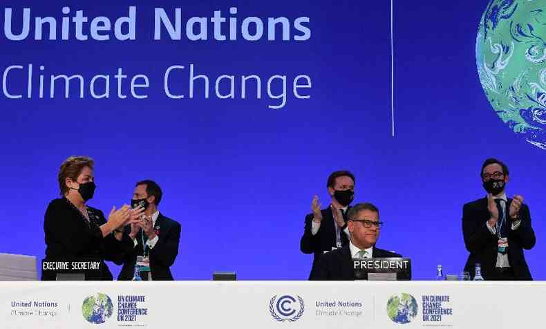 Presidente da COP26, o britnico Alok Sharma,  aplaudido aps a leitura final do relatrio da cpula