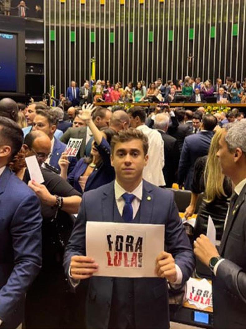 Deputado federal Nikolas Ferreira (PL-MG),levou para a posse na Câmara dos Deputados placas escritas 'Pacheco não' e 'Fora Lula'(foto: REDES SOCIAIS) dsgsdgs