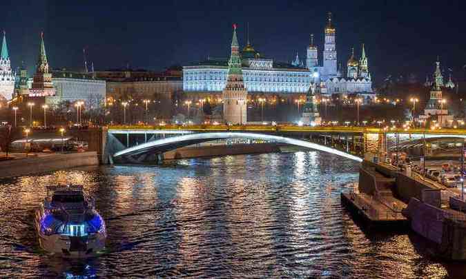 Foto em Moscou mostra o Kremlin depois de ter sido submerso na escurido para a campanha ambiental da Hora do Planeta(foto: AFP / Alexander UTKIN)