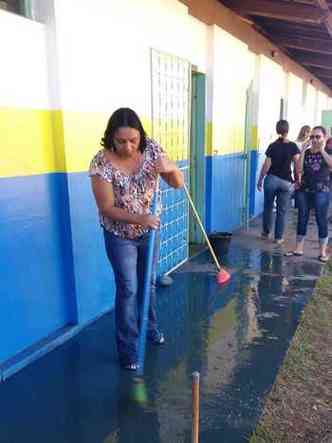 Com a ajuda dos moradores e dos servidores da instituio de ensino, foi realizado um mutiro de limpeza na escola