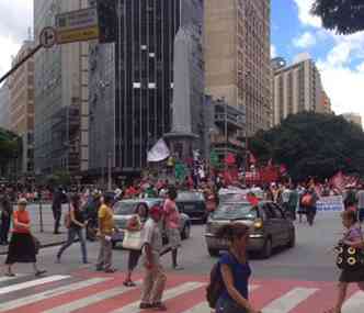O grupo chegou a fechar os cruzamentos da Praa Sete(foto: Guilherme Paranaba/EM/D.A.Press)