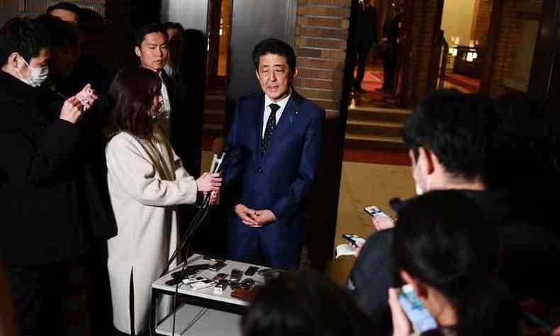 Primeiro-ministro do Japo, Shinzo Abe, fala  imprensa depois de decidir, em conversa telefnica com o presidente do COI, Thomas Bach, adiar a Olimpada(foto: CHARLY TRIBALLEAU/AFP)