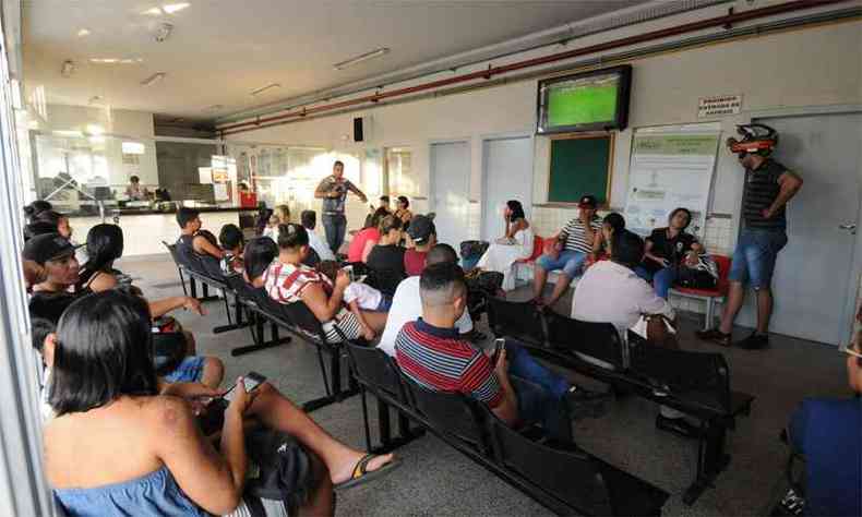 Pacientes aguardam atendimento no pice da epidemia em BH, concentrado nos meses de abril e maio(foto: Leandro Couri/EM/D.A Press - 28/4/19)