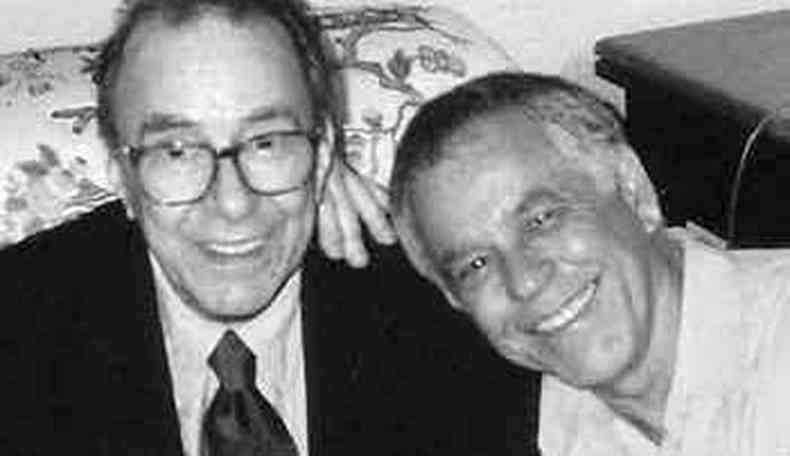 Com João Gilberto em Nova York, após show do cantor baiano no Carnegie Hall(foto: Sextante/Divulgação)