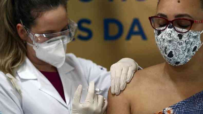 No Brasil, 9 mil profissionais de sade participaro dos testes da vacina da Sinovac(foto: Reuters)