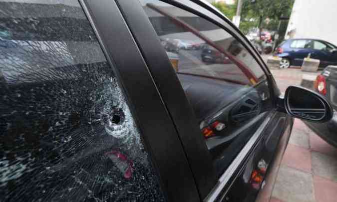 Assaltante tentou fugir no carro roubado, mas foi baleado por policiais civis(foto: Jair Amaral/EM/D.A.Press)