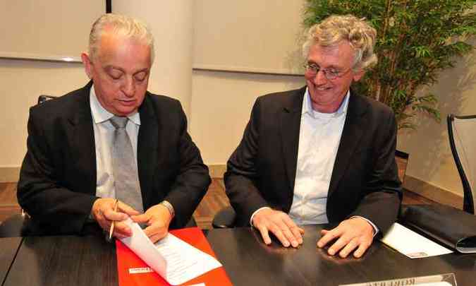 Presidente da Fiemg, Olavo Jnior, e da Fundao Renova, Roberto Waack, assinaram o termo(foto: Ramon Lisboa/EM/D.A.Press)