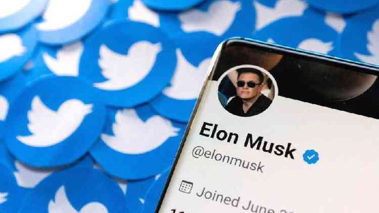 Perfil do Twitter de Elon Musk em celular