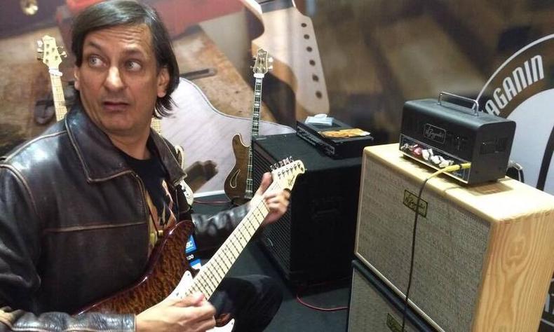 Claudio Venturini toca guitarra