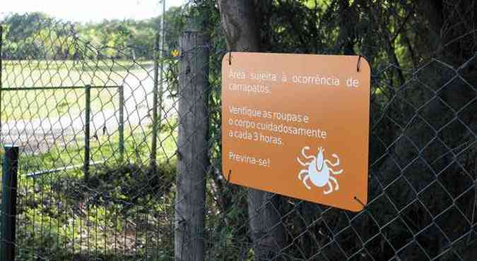 Placa alerta frequentadores sobre a presena de carrapatos na regio(foto: FOTOS BETO MAGALHES/EM/D.A PRESS)