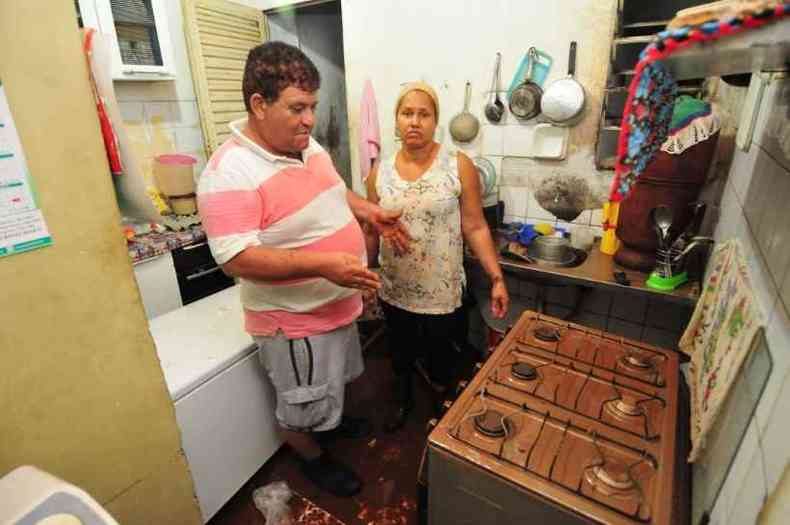Jos Antnio Teixeira e a esposa Snia Marly contabilizam os prejuzos(foto: Gladyston Rodrigues/EM/D.A Press)