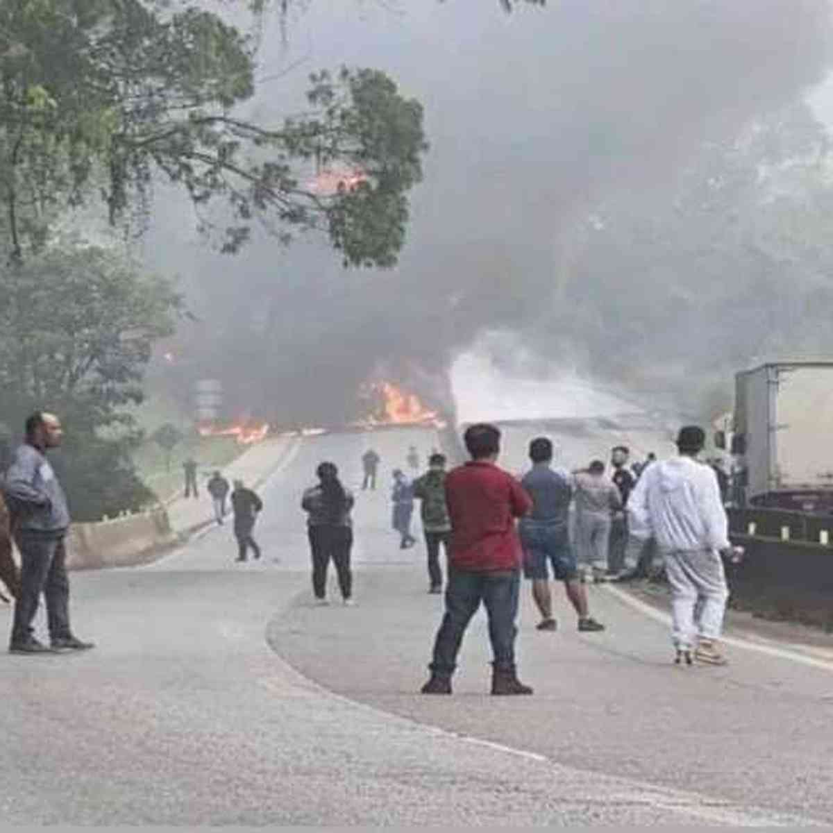 Caminhão-tanque explode após tombar na BR-040, em Barbacena, Zona da Mata