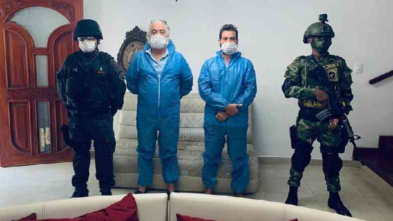 Mark Grenon (de azul,  esquerda) e seu filho Joseph aps serem presos na Colmbia(foto: Fiscala de Colombia)