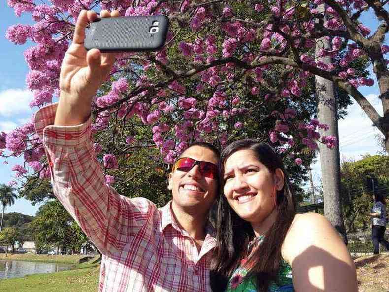 Casal de empresrios Jefferson Paiva e Michele Ferreira comemoraram fazendo uma selfie na orla da lagoa da Pampulha(foto: Beto Novaes/EM/D.A.Press)