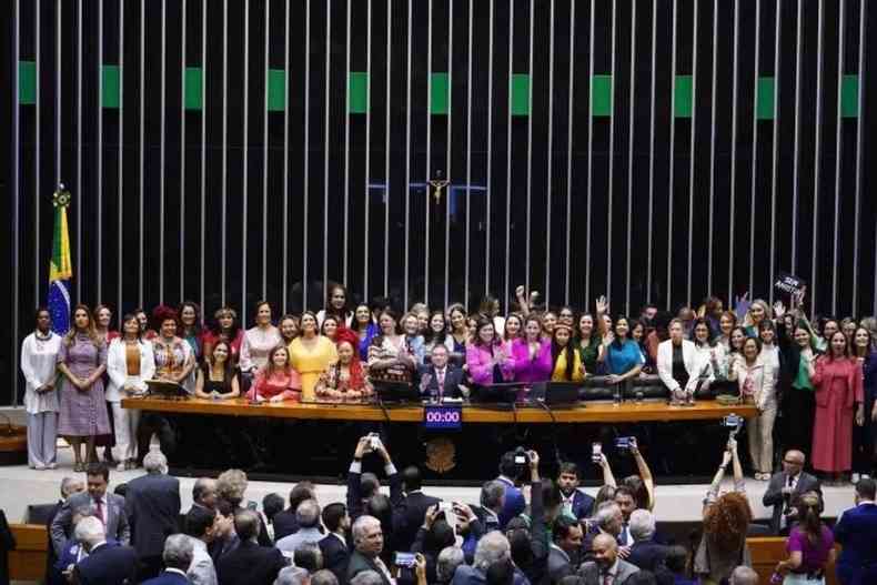 Deputadas federais posam para foto na Cmara dos Deputados