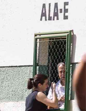 Dirceu conversa com advogada no CPP, onde ficam os detentos que trabalham fora (foto: Ed Ferreira/Estado Contedo)
