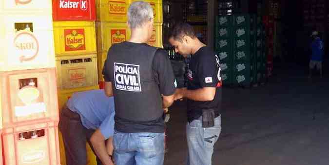 Polcia apreendeu bebida adulterada em um depsito de Curvelo(foto: Polcia Civil/Divulgao)