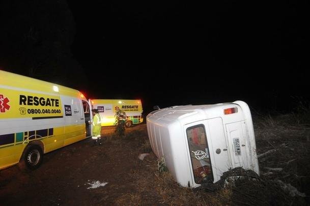 O acidente aconteceu quando uma carreta tentou ultrapassar uma Kombi e acabou atingida de frente por um Gol