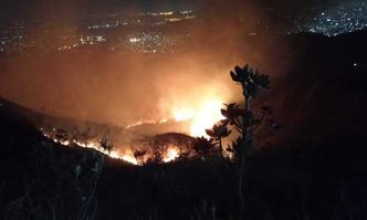 Combate ao incêndio já dura 24h(foto: CBMMG/Divulgação) Incêndio no Parque Estadual do Rola-Moça