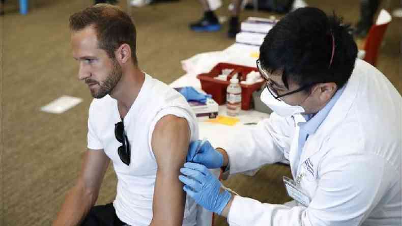 Homem sendo vacinado nos EUA