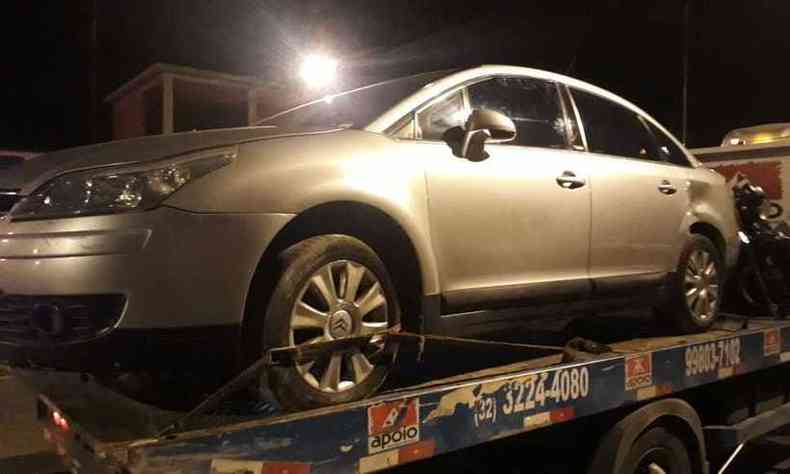 Veculo C4 Pallas foi confundido com carro roubado por ter as mesmas caractersticas e cor(foto: Polcia Militar/Divulgao)